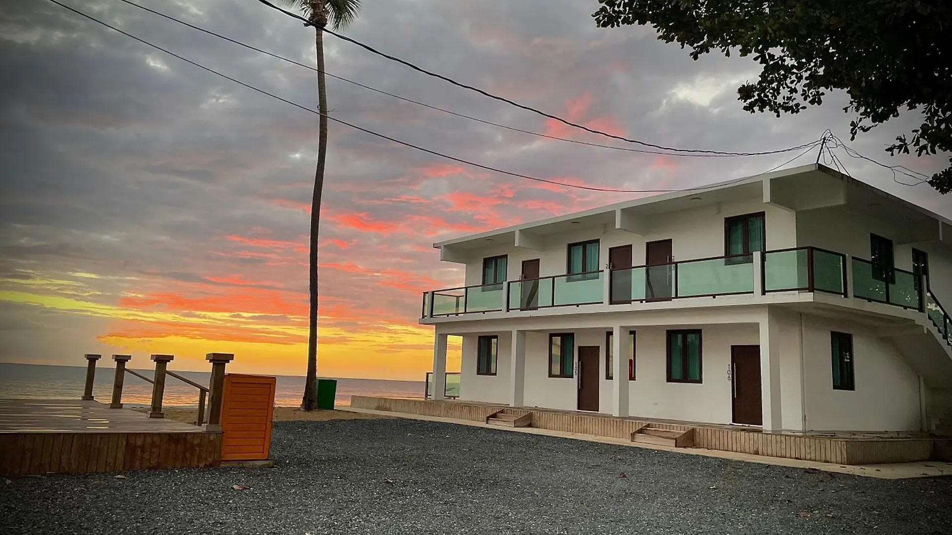 1 Corcega Beachfront Suites رينكون